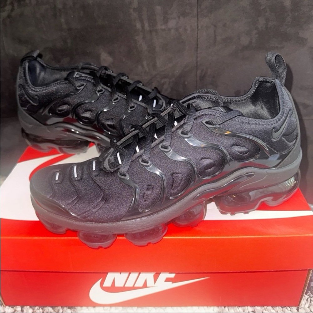 Nike Air VaporMax Plus in Black/Black-Dark Grey